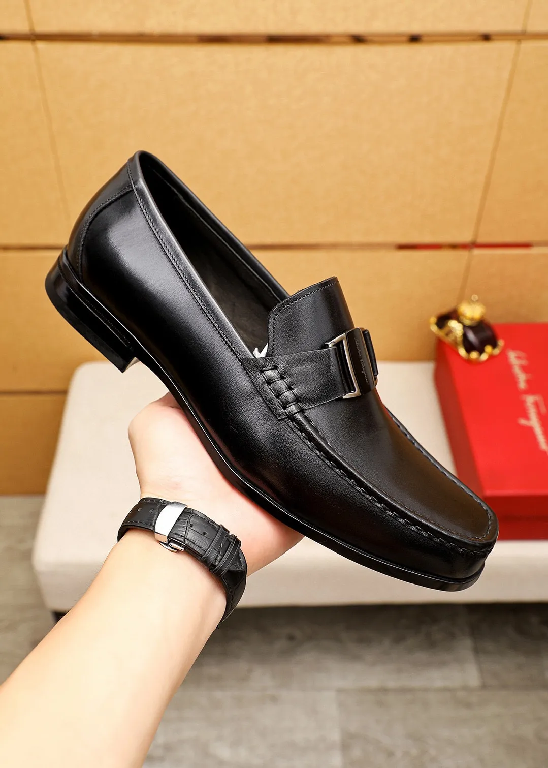 Men's shoes 💰460 💐 Product trademark: Ferragamo "Ferragamo" casual leather shoes Regular size: 38-44 (45.46🉑️customized) Product materials: Selected imported first-layer calfskin upper + luxury hardware buckle, imported water-dyed cowhide leather lining. Strong three-dimensional visual effect, original rubber outsole Color: 1⃣️color optional